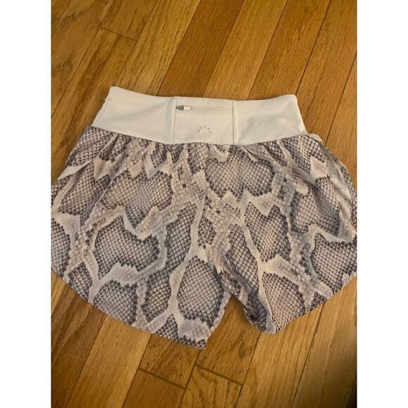 Varley Women's Snake Print pull on back zipper pocket Athletic Shorts sz Small - Picture 4 of 7